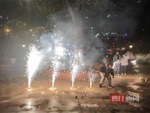 1月1日晚，在浏阳河畔广场上放烟花的市民