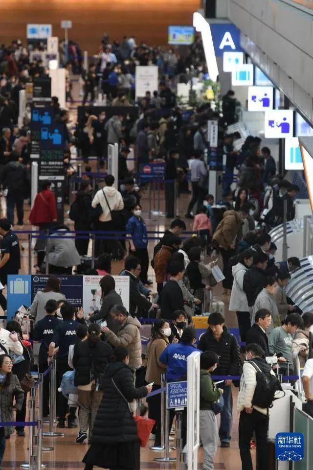 1月3日，因撞机事故而滞留羽田机场的乘客图：新华社