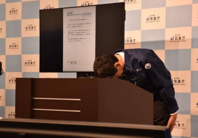 日本气象厅管理课长加藤孝志为1月1日的地震误报鞠躬道歉