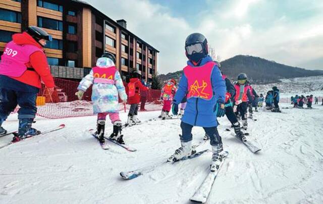 吉林市第一实验小学的学生们在万科松花湖度假区上滑雪体育课（2023年12月5日摄）许畅摄/本刊