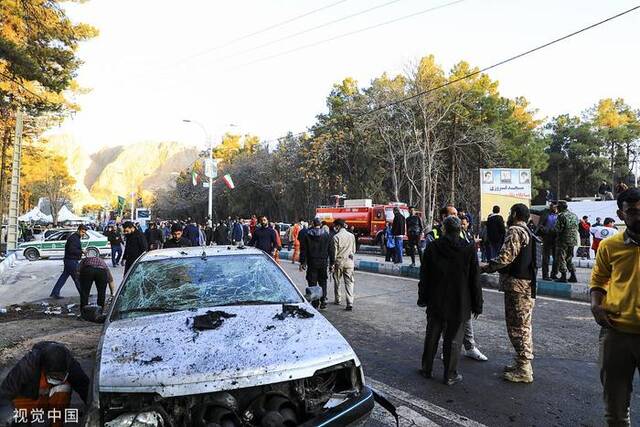 当地时间1月3日，伊朗克尔曼市，民众聚集在爆炸现场。图自视觉中国