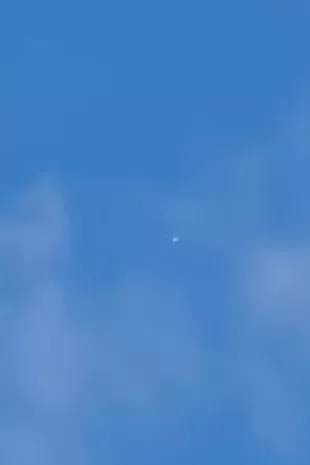 美国加利福尼亚州男子在天空捕捉到“井字状”UFO不明飞行物，并警告说我们并不孤独