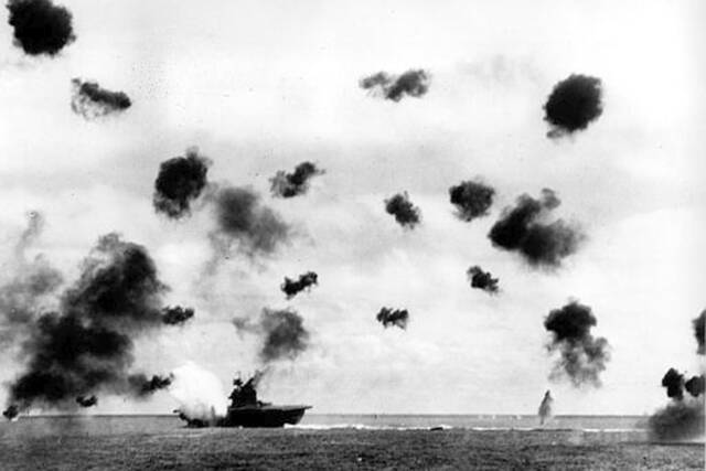 视频提供了第一次在关键的中途岛战役中丢失的二战航空母舰的清晰视图