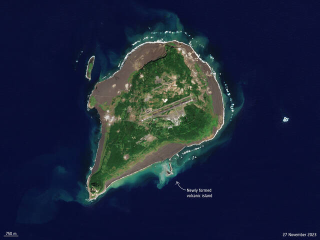 哥白尼哨兵-2号卫星观察日本新火山岛继续增长