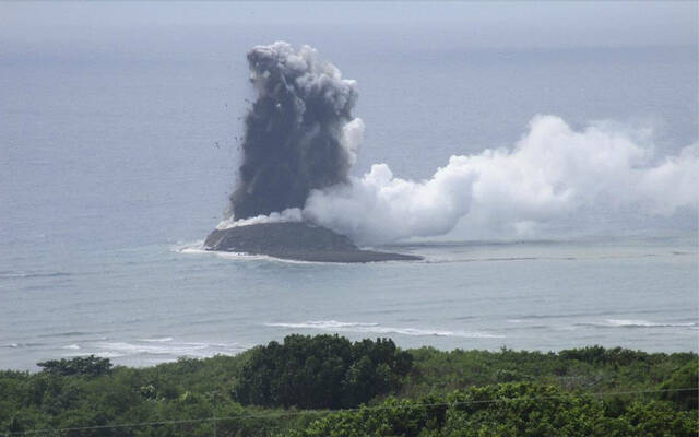 一次火山爆发在日本附近创造了一个新的岛屿，但这可能不会持续