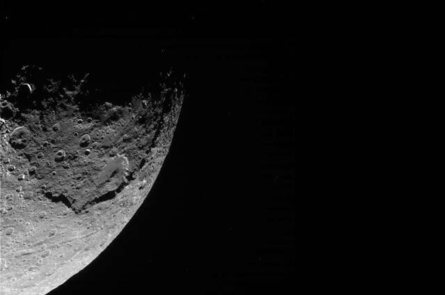 太空史上的这一天：2004年12月31日卡西尼飞船飞过土星的第三大卫星伊帕托斯