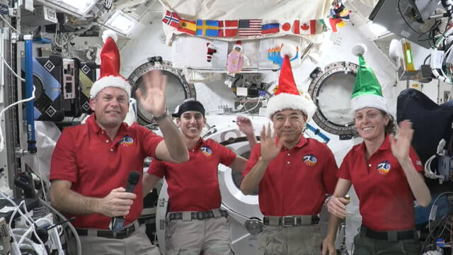 太空中的国际空间站宇航员向地球致以圣诞祝福