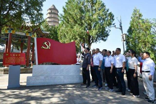 2023年6月30日，在陕西延安宝塔山参观的党员干部重温入党誓词。新华社记者张博文摄