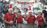 太空中的国际空间站宇航员向地球致以圣诞祝福