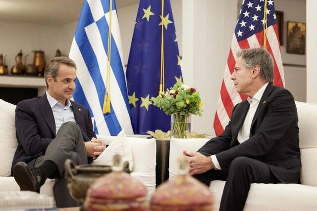 ▲1月6日，希腊总理米佐塔基斯在希腊克里特岛会见到访的美国国务卿布林肯。图/新华社