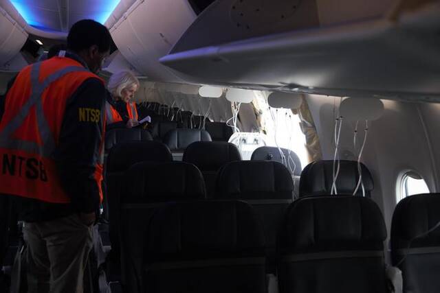 当地时间1月7日，美国俄勒冈州波特兰，美国国家运输安全委员会对停飞的波音737MAX9型客机进行调查。图/ICphoto