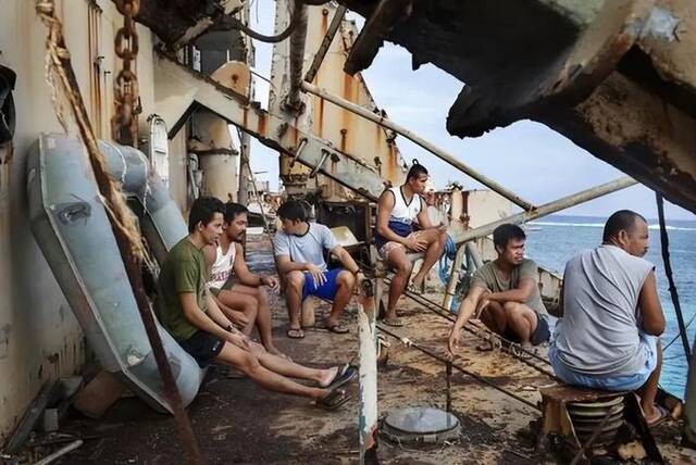 ▲&nbsp2013年10月，菲律宾非法“坐滩”在中国南沙群岛仁爱礁的“马德雷山号”登陆舰内部已多处锈穿。