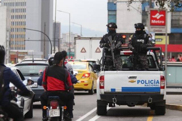 当地时间1月9日，厄瓜多尔警方在道路上采取安全措施。图自视觉中国