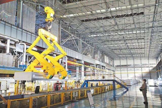 1月3日，位于巩义市先进制造业开发区的河南豫联能源集团有限责任公司车间，工人正加紧赶制订单产品。