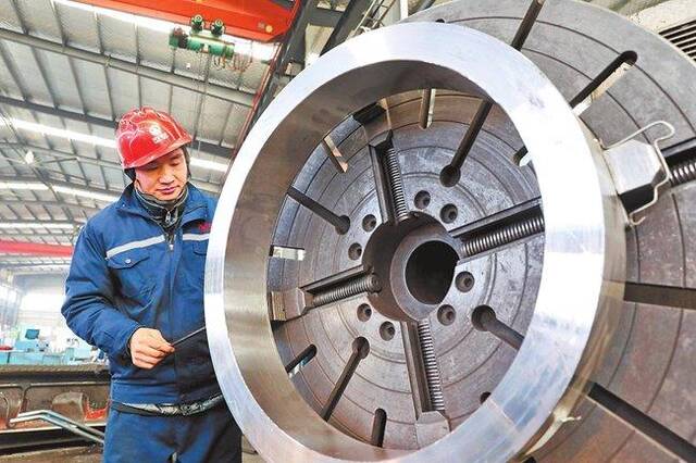 1月3日，温县同济减速机有限公司工人在加工车间作业。