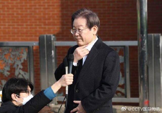 韩国共同民主党党首李在明出院，回到家中继续治疗