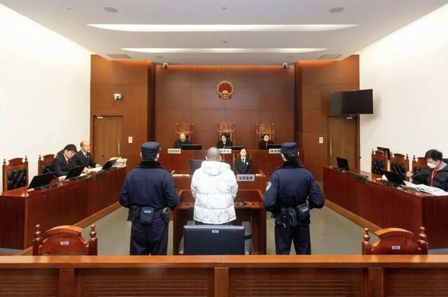上海一中院一审公开开庭审理周之锋集资诈骗案