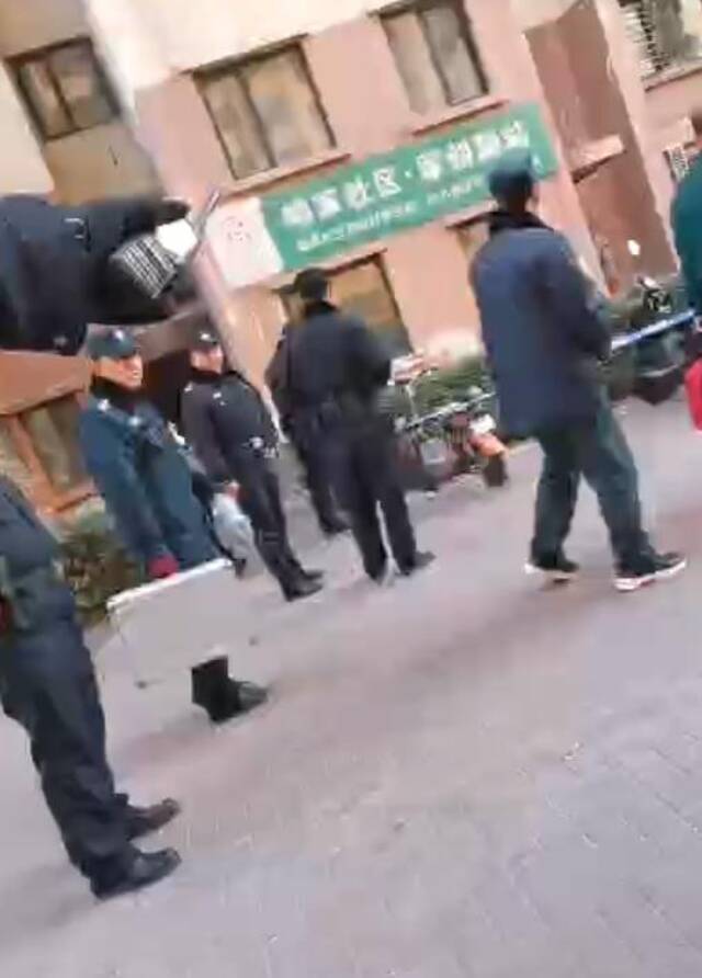 秦皇岛一小区居民家中突发凶案，目击者称女子被送去抢救，多方回应