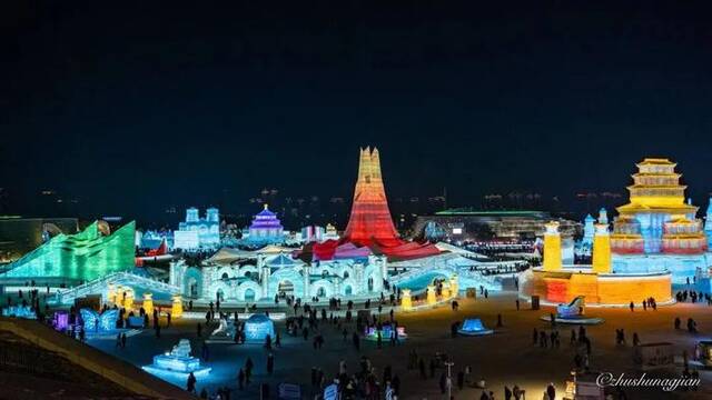 游客在哈尔滨冰雪大世界园区内游玩。本报记者朱双建摄