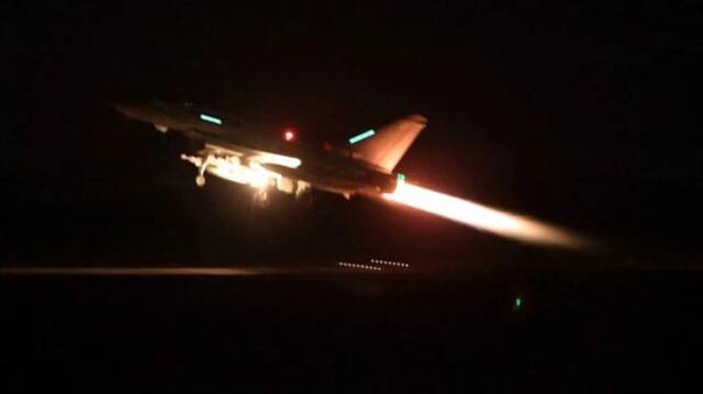英国皇家空军1月12日发布照片，显示一架“台风”战斗机从英军阿克罗蒂里空军基地起飞，参与空袭也门境内的胡塞武装目标