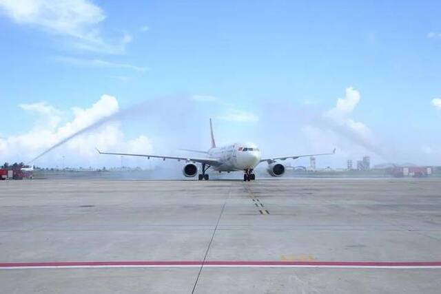 2023年1月18日，中国首都航空JD455航班在马尔代夫马累维拉纳国际机场接受水门礼。
