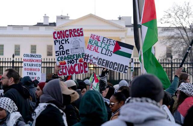 数千人在华盛顿集会呼吁加沙停火，有人游行到白宫，美媒：拜登当时不在