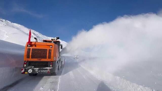 2024年1月13日，新疆阿勒泰，持续多日的强降雪导致阿勒泰山区部分路段雪崩频发，清雪队伍正在现场争分夺秒地作业，抓紧抢通道路。视觉中国图