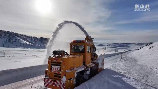 新疆阿勒泰雪崩致道路中断，目前已抢通一条上山通道