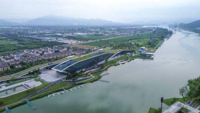 坐落于东洲岛上的富阳水上运动中心，建筑设计取意于《富春山居图》中的山形水韵，是杭州亚运会赛艇、皮划艇等水上运动项目的比赛场地（2023年8月3日摄，无人机照片）。新华社发（夏越峤摄）