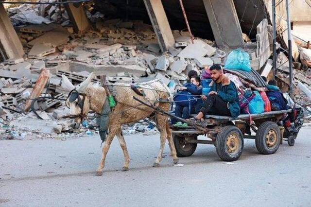 2023年12月22日，在加沙地带中部的布赖杰难民营，巴勒斯坦人在收到以军撤离要求后离开家园新华社发