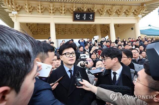 执政的国民力量党非常对策委员长韩东勋在大田接受记者提问韩联社
