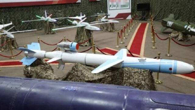 胡塞武装公开展示装备的巡航导弹、自杀式无人机等武器。