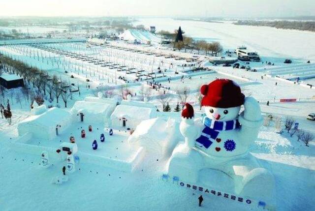 1月9日，游客在哈尔滨群力外滩大雪人前留影新华社