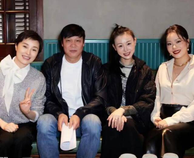 范志毅携妻子与《繁花》演员吴越、王菊合影