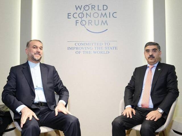 △伊朗外长阿卜杜拉希扬（左）同巴基斯坦看守政府总理安瓦尔·哈克·卡卡尔（右）