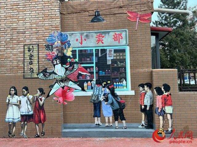 泊江东里小区的墙体彩绘，不仅是附近美丽的风景，还成为不少游客的打卡地。人民网记者孙翼飞摄