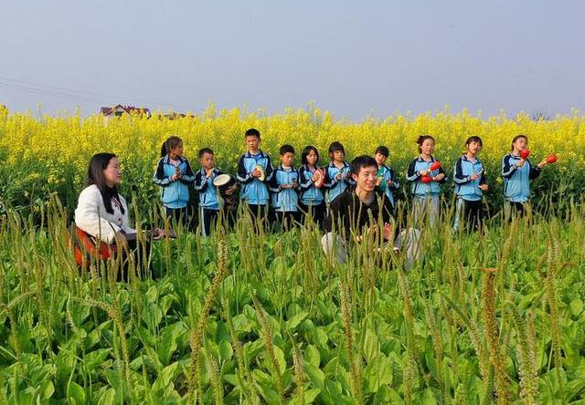 2023年3月22日，江西省吉安市，泰和县塘洲中心小学学生正在田园上兴趣音乐课。视觉中国资料图