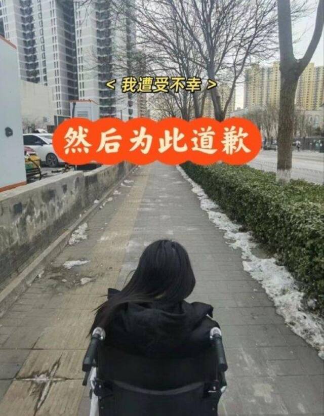 男生抽走女生板凳致骨折拒赔偿，校方回应：双方已和解，赔偿到位