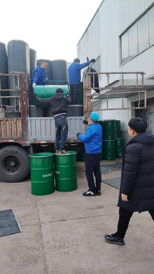 天邦方表示，果汁厂在正常生产营业。受访者供图