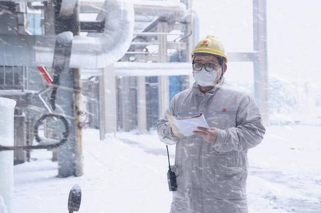 大唐林州热电公司运行人员认真巡检，确保设备安全稳定运行。