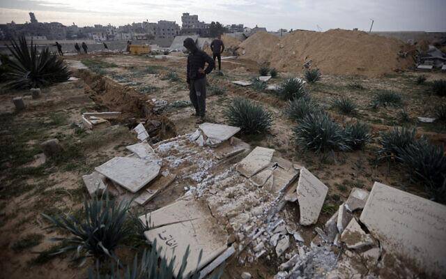 美媒：以军被发现在加沙地带破坏墓地，其回应“承认掘尸”