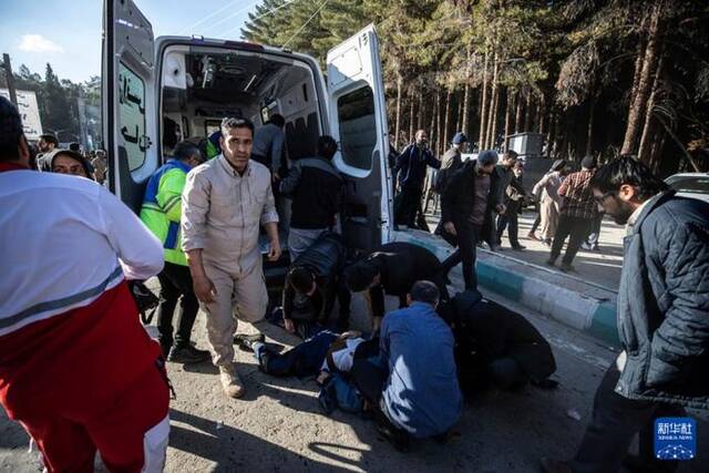 1月3日，在伊朗克尔曼市，医护人员在爆炸事故现场附近抢救伤员。图源：新华社