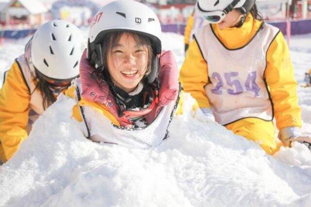 孩子们在西岭雪山滑雪场玩雪。（吕辉摄）