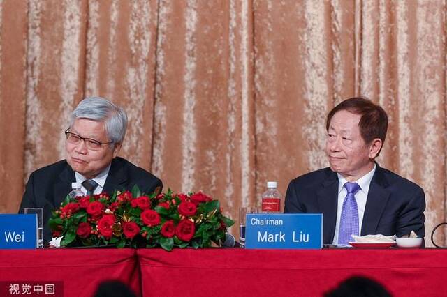 1月18日，投资者会议期间，台积电董事长刘德音（右）和台积电总裁魏哲家出席新闻发布会。图片来源：视觉中国
