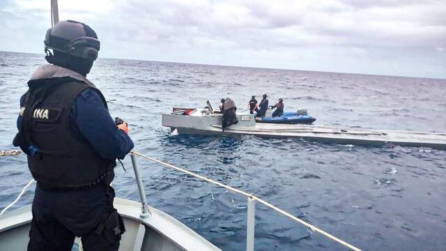 厄瓜多尔缴获一艘运毒半潜船和价值超五千万美金的毒品