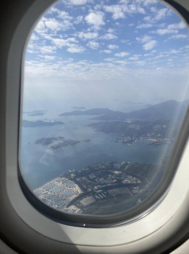 搭乘航班从香港国际机场起飞，所看到山海连城的景象图/王静仪