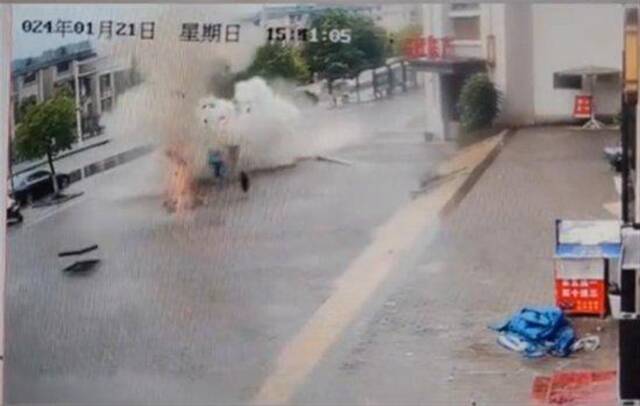 重庆万州一下水道被扔鞭炮后发生爆炸，井盖炸飞数米，官方：一小孩受伤