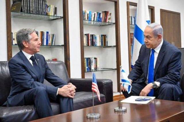 当地时间1月9日，以色列总理内塔尼亚胡（右）与美国国务卿布林肯举行会晤，听闻美方告知以色列应避免袭击加沙平民基础设施图：东方IC
