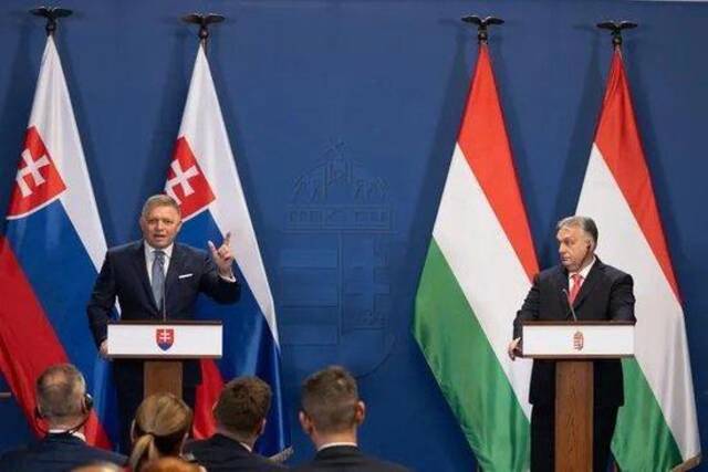 1月16日，在匈牙利首都布达佩斯，匈牙利总理欧尔班（右）与斯洛伐克总理菲佐出席联合新闻发布会图：新华社