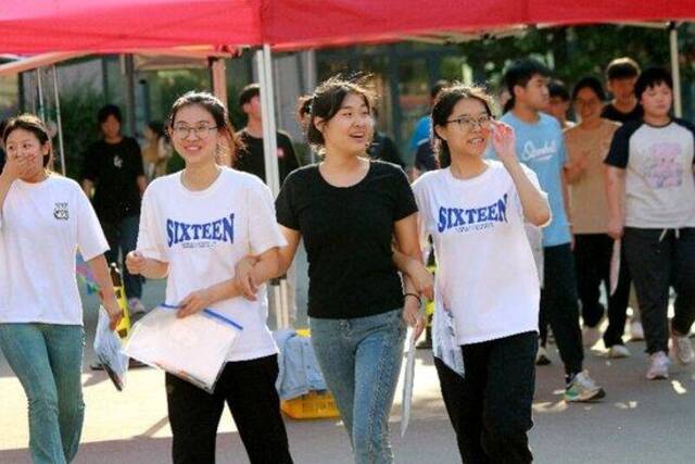 2023年6月10日，在山东省高密市第五中学考点，考生在考试结束后走出考场。新华社发